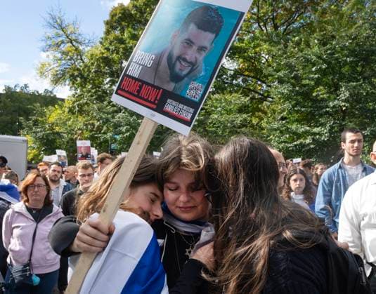 October 7, 2024, Montreal, Pq, Canada: Attendees react during a pro-Israel vigil on the anniversary of a Hamas attack on Israel that triggered the ongoing war in Gaza in front of McGill University, in Montreal, Monday, Oct. 7, 2024. Montreal Canada  - ZUMAc35_ 20241007_zaf_c35_013 Copyright: xRyanxRemiorzx
