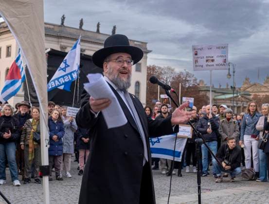 Bilder des Jahres 2024, News 10 Oktober News Themen der Woche KW41 News Bilder des Tages Israel, Juden, Judentum, Terror Organisation, Überfall, Terroristen, Hass, Gräueltaten, unmenschlich, Symbol, Zerstörung, Schrecken, Gewalt, Geiseln, Gefangenschaft, Solidarität, Bündnis Freiheit für die Hamas-Geiseln, Jahrestag, verschleppten, Zeit Deutschland, Berlin, 07.10.2024, Bebelplatz, Gedenken an Terror der Hamas am 7. Oktober 2023, Rabbi Dovid Roberts, Kahal-Adass-Jisroel-Synagoge, Â *** Israel, Jews, Judaism, terror organization, assault, terrorists, hate, atrocities, inhumane, symbol, destruction, horror, violence, hostages, captivity, solidarity, Alliance Freedom for Hamas Hostages, anniversary, abducted, time Germany, Berlin, 07 10 2024, Bebelplatz, commemoration of Hamas terror on 7 October 2023, Rabbi Dovid Roberts, Ka