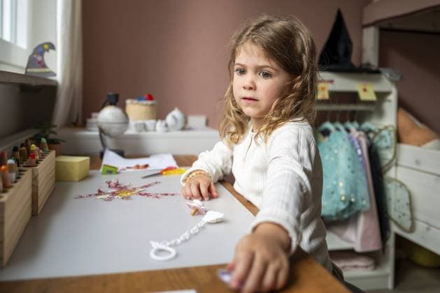Creative Highlights Symbolfotos Mädchen spielt kreativ an einem Tisch im Kinderzimmer vor einem Fenster, verträumter Blick Girl playing creatively at a table in the children s room in front of a window, dreamy look Copyright: imageBROKER ThomasxBaur ibxtba11506617.jpg ,model released, Symbolfoto ,property released