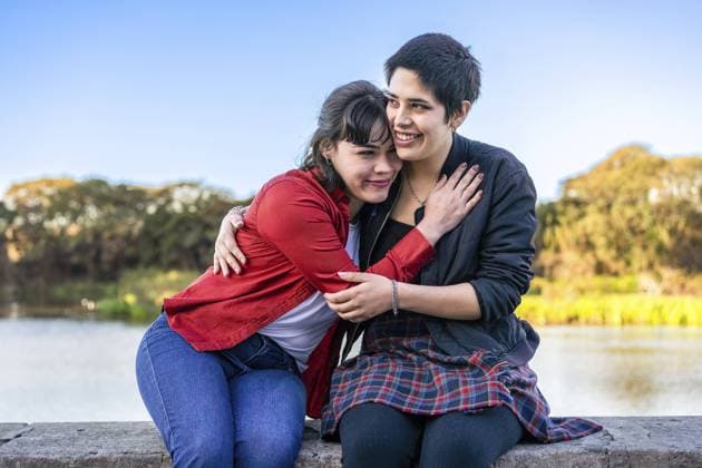 Creative Highlights Symbolfotos Fröhliches junges Frauenpaar lachend und sich umarmend am Rande eines Sees Joyful young couple of women laughing and hugging by the side of a lake Copyright: imageBROKER ValeriaxVenezia ibxvve11513174.jpg ,model released, Symbolfoto ,property released