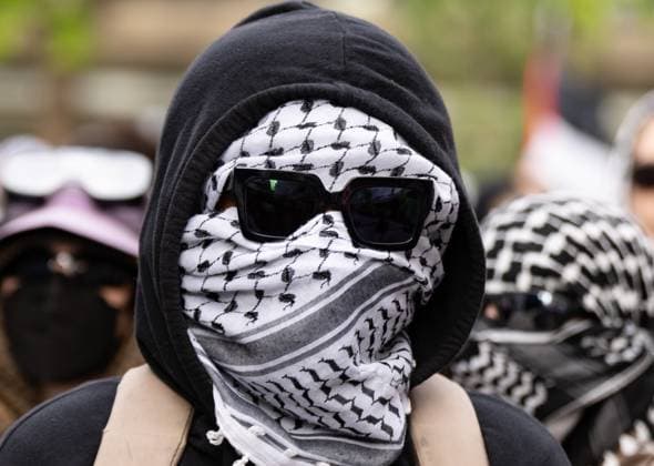 News Themen der Woche KW41 News Bilder des Tages October 7, 2024, Montreal, Pq, CANADA: An attendee marches during a pro-Palestinian demonstration on the anniversary of a Hamas attack on Israel that triggered the ongoing war in Gaza, in Montreal, Monday, Oct. 7, 2024. Montreal CANADA  - ZUMAc35_ 20241007_zaf_c35_079 Copyright: xChristinnexMuschix