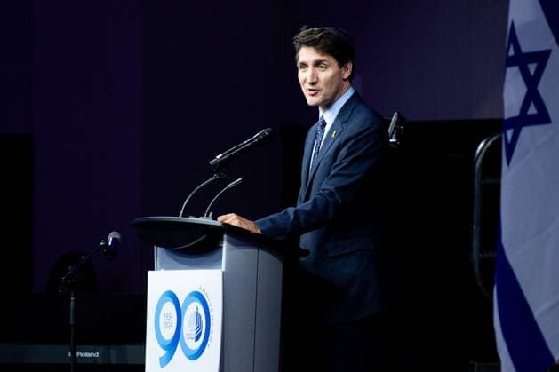 Kanada, Justin Trudeau am Jahrestag des Terrorangriffs der Hamas auf Israel in Ottawa October 7, 2024, Ottawa, On, Canada: Prime Minister Justin Trudeau delivers remarks during a commemorative event in solidarity with Jewish community members on the anniversary of the Oct. 7 hostilities in Ottawa, on Monday, Oct. 7, 2024. Ottawa Canada  - ZUMAc35_ 20241007_zaf_c35_096 Copyright: xSpencerxColbyx