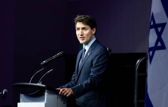 Kanada, Justin Trudeau am Jahrestag des Terrorangriffs der Hamas auf Israel in Ottawa October 7, 2024, Ottawa, On, Canada: Prime Minister Justin Trudeau delivers remarks during a commemorative event in solidarity with Jewish community members on the anniversary of the Oct. 7 hostilities in Ottawa, on Monday, Oct. 7, 2024. Ottawa Canada  - ZUMAc35_ 20241007_zaf_c35_100 Copyright: xSpencerxColbyx