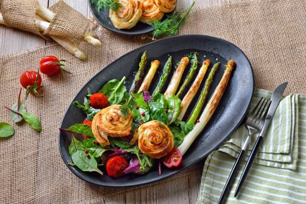 Gebratener Spargel mit mediterranem Salat Gebratener grüner und weißer Spargel mit mediterranen Blattsalaten und warmen Blätterteig-Lachsschnecken ? Fried green and white asparagus with mediterranean leaf salads and pastry salmon spirals Copyright: xZoonar.com KarlxAllgäuerx 21407444