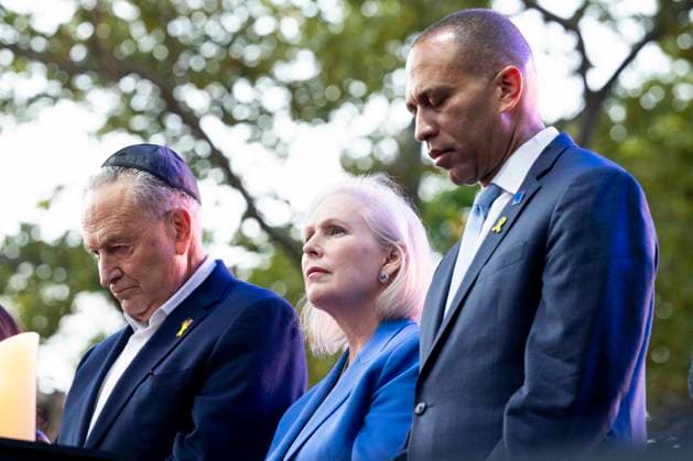 News Themen der Woche KW41 News Bilder des Tages October 7, 2024, New York City, New York, United States: Senate Majority Leader CHUCK SCHUMER (D-NY), U.S. Senator KIRSTEN GILLIBRAND (D-NY), and U.S. Representative HAKEEM JEFFRIES (D-NY) at a One Year Later commemoration organized by the New York Jewish commemoration one year after the October 7, 2023 attack by Hamas in Israel, in Central Park in New York City. New York City United States - ZUMAb161 20241007_aap_b161_008 Copyright: xMichaelxBrochsteinx