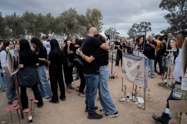 Israel, Trauer am Jahrestag des Terrorangriffs der Hamas auf dem Gelände des Nova Music Festivals Israel First Anniversary of October 7 Friends and family of the victims of the Nova music festival massacre gather at the site of the massacre in southern Israel one year after the tragedy. October 7, 2024. Reim Southern District Israel Copyright: xDimaxVazinovichx