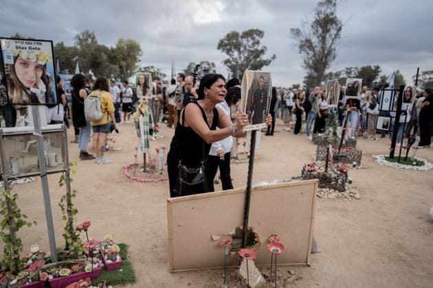 Israel, Trauer am Jahrestag des Terrorangriffs der Hamas auf dem Gelände des Nova Music Festivals Israel First Anniversary of October 7 Friends and family of the victims of the Nova music festival massacre gather at the site of the massacre in southern Israel one year after the tragedy. October 7, 2024. Reim Southern District Israel Copyright: xDimaxVazinovichx