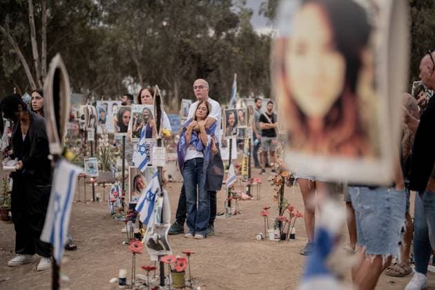 Israel, Trauer am Jahrestag des Terrorangriffs der Hamas auf dem Gelände des Nova Music Festivals Israel First Anniversary of October 7 Friends and family of the victims of the Nova music festival massacre gather at the site of the massacre in southern Israel one year after the tragedy. October 7, 2024. Reim Southern District Israel Copyright: xDimaxVazinovichx