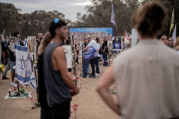 Israel, Trauer am Jahrestag des Terrorangriffs der Hamas auf dem Gelände des Nova Music Festivals Israel First Anniversary of October 7 Friends and family of the victims of the Nova music festival massacre gather at the site of the massacre in southern Israel one year after the tragedy. October 7, 2024. Reim Southern District Israel Copyright: xDimaxVazinovichx