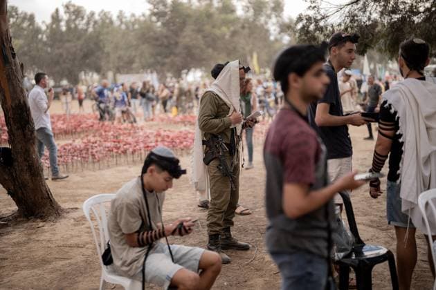 Israel, Trauer am Jahrestag des Terrorangriffs der Hamas auf dem Gelände des Nova Music Festivals Israel First Anniversary of October 7 Friends and family of the victims of the Nova music festival massacre gather at the site of the massacre in southern Israel one year after the tragedy. October 7, 2024. Reim Southern District Israel Copyright: xDimaxVazinovichx