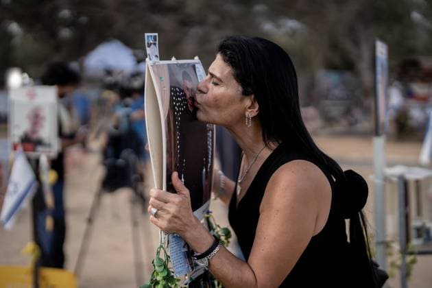 Israel, Trauer am Jahrestag des Terrorangriffs der Hamas auf dem Gelände des Nova Music Festivals Israel First Anniversary of October 7 Friends and family of the victims of the Nova music festival massacre gather at the site of the massacre in southern Israel one year after the tragedy. October 7, 2024. Reim Southern District Israel Copyright: xDimaxVazinovichx
