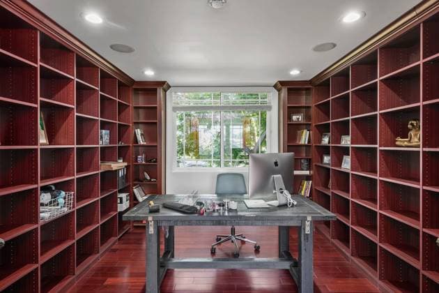 Kareem Abdul-Jabbar™s former home hits market for $3m with features to fit his 7™2 frame Story from Jam Press (NBA Star Home) Pictured: Kareem Abdul-Jabbar™s former home in Marina del Rey. Kareem Abdul-Jabbar™s former home hits market for $3m with features to fit his 7™2 frame The former home of NBA star Kareem Abdul-Jabbar has gone on the market for just shy of $3 million and it still includes features designed for his 7™2 height. The property is based in Marina del Rey in Los Angeles, and boasts four bedrooms and three bathrooms. Just one of 12 in an exclusive gated community, the house enjoys a prime spot across the street from the Ritz Carlton and the California Yacht Club. The 77-year-old former Lakers basketball  Copyright: xJamxPress NoelxKleinman