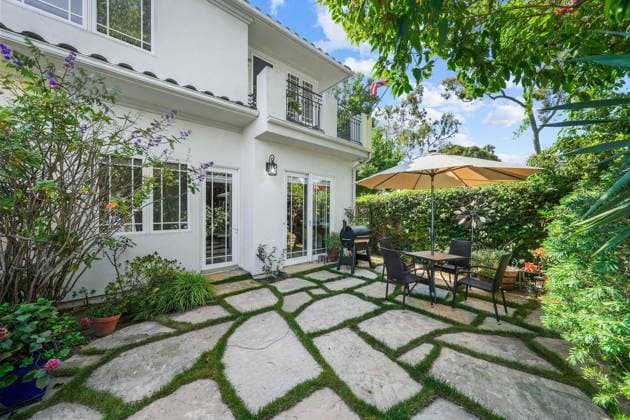 Kareem Abdul-Jabbar™s former home hits market for $3m with features to fit his 7™2 frame Story from Jam Press (NBA Star Home) Pictured: Kareem Abdul-Jabbar™s former home in Marina del Rey. Kareem Abdul-Jabbar™s former home hits market for $3m with features to fit his 7™2 frame The former home of NBA star Kareem Abdul-Jabbar has gone on the market for just shy of $3 million and it still includes features designed for his 7™2 height. The property is based in Marina del Rey in Los Angeles, and boasts four bedrooms and three bathrooms. Just one of 12 in an exclusive gated community, the house enjoys a prime spot across the street from the Ritz Carlton and the California Yacht Club. The 77-year-old former Lakers basketball  Copyright: xJamxPress NoelxKleinman