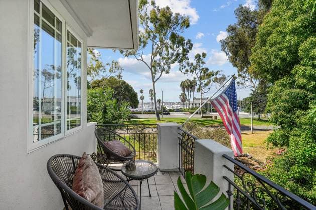 Kareem Abdul-Jabbar™s former home hits market for $3m with features to fit his 7™2 frame Story from Jam Press (NBA Star Home) Pictured: Kareem Abdul-Jabbar™s former home in Marina del Rey. Kareem Abdul-Jabbar™s former home hits market for $3m with features to fit his 7™2 frame The former home of NBA star Kareem Abdul-Jabbar has gone on the market for just shy of $3 million and it still includes features designed for his 7™2 height. The property is based in Marina del Rey in Los Angeles, and boasts four bedrooms and three bathrooms. Just one of 12 in an exclusive gated community, the house enjoys a prime spot across the street from the Ritz Carlton and the California Yacht Club. The 77-year-old former Lakers basketball  Copyright: xJamxPress NoelxKleinman