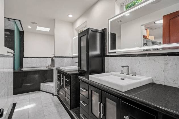 Kareem Abdul-Jabbar™s former home hits market for $3m with features to fit his 7™2 frame Story from Jam Press (NBA Star Home) Pictured: Kareem Abdul-Jabbar™s former home in Marina del Rey. Kareem Abdul-Jabbar™s former home hits market for $3m with features to fit his 7™2 frame The former home of NBA star Kareem Abdul-Jabbar has gone on the market for just shy of $3 million and it still includes features designed for his 7™2 height. The property is based in Marina del Rey in Los Angeles, and boasts four bedrooms and three bathrooms. Just one of 12 in an exclusive gated community, the house enjoys a prime spot across the street from the Ritz Carlton and the California Yacht Club. The 77-year-old former Lakers basketball  Copyright: xJamxPress NoelxKleinman