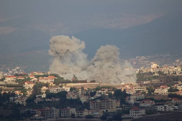 News Themen der Woche KW41 Nahostkonflikt, Libanon, israelischer Luftangriff auf Khiam (241008) -- KHIAM, Oct. 8, 2024 -- This photo taken on Oct. 7, 2024 shows the smoke caused by Israeli airstrikes in Khiam, Lebanon. Lebanon s Ministry of Health said on Monday that the death toll from Israeli airstrikes since Oct. 8, 2023, has reached 2,083, with 9,869 injuries. The Israeli military has been conducting an air campaign in Lebanon, dubbed Arrows of the North, since Sept. 23 in response to escalating tensions with Hezbollah, marking a significant intensification of hostilities. (Photo by Xinhua) LEBANON-ISRAEL-BORDER TENSION-AIRSTRIKES TaherxAbuxHamdan 