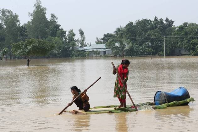 Bilder des Jahres 2024, News 10 Oktober News Themen der Woche KW41 News Bilder des Tages Bangladesch, Überschwemmungen in Mymensingh (241008) -- MYMENSINGH, Oct. 8, 2024 -- People take a raft in the floodwater in Mymensingh, Bangladesh, Oct. 7, 2024. Days of devastating flash floods, triggered by heavy rains and upstream torrents, have stranded hundreds of thousands of people in Bangladesh s northern Mymensingh region, with thousands of homes still under water. BANGLADESH-MYMENSINGH-FLASH FLOODS-AFTERMATH SunxNan 