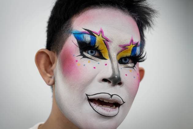 Bilder des Jahres 2024, Entertainment 10 Oktober Entertainment Themen der Woche KW41 Entertainment Bilder des Tages October 8, 2024, Bangkok, Bangkok, Thailand: Shortgun does their makeup backstage before the press conference. The cast of Drag Race Thailand Season 3 is officially introduced at their first press conference together ahead of the series premiere. The upcoming third season of Drag Race Thailand is the first local season to join the WOW Presents Plus franchise. Bangkok Thailand - ZUMAh236 20241008_zip_h236_022 Copyright: xMattxHuntx