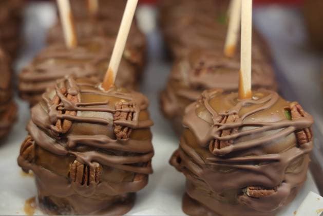 Candy Apples Caramel candy apples are covered with chocolate and pecans at a carnival in Markham, Ontario, Canada, on October 5, 2024. Markham Canada  Copyright: xCreativexTouchxImagingxLtdx originalFilename: friedman-candyapp241005_npmz3.jpg