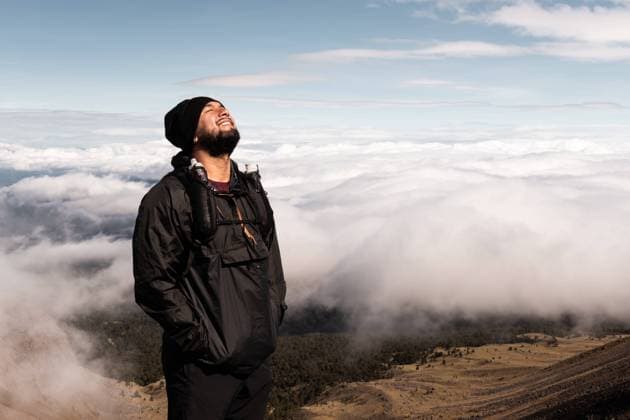 Creative Highlights Symbolfotos A man looks up with a joyous expression, standing above a sea of clouds on a mountain slope, showcasing the vast and ethereal landscape. Model Released EduardoGavira_ID24124_698779_017 Copyright: xEduardoxGavirax RECORD DATE NOT STATED