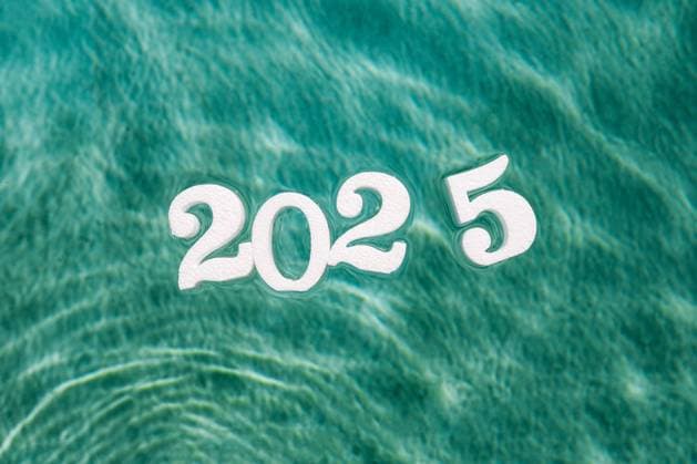 White numerals 2025 float above the vibrant turquoise ocean waves, symbolizing the fresh start and celebrations of the New Year 2025. Perfect for themes of new beginnings and holidays. Model Released SergioVictorVega_ID24228_702421_028 Copyright: xSergioxVictorxVegax