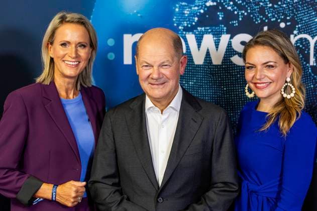Entertainment Themen der Woche KW41 News Bilder des Tages Claudia von Brauchitsch, Olaf Scholz und Stephanie Puls beim newstime Empfang der ProSiebenSat.1-Poltikredaktion im Hauptstadtbüro der Seven.One Entertainment Group. Berlin, 08.10.2024 *** Claudia von Brauchitsch, Olaf Scholz and Stephanie Puls at the newstime reception of the ProSiebenSat 1 political editorial team in the capital city office of the Seven One Entertainment Group Berlin, 08 10 2024 Foto:xM.xPatzigx xFuturexImagex newstime_4059