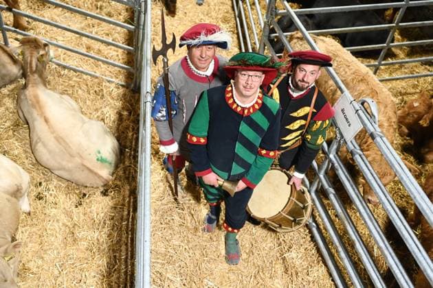 News Themen der Woche KW41 News Bilder des Tages Europas größter Viehmarkt startet. Die drei Herolde, die traditionell den Gallimarkt eröffnen, gehen über den Viehmarkt in der Ostfrieslandhalle. Mit dem Aufzug der Herolde wird der Gallimarkt offiziell eröffnet. Leer Niedersachsen Deutschland *** Europes largest cattle market starts The three heralds, who traditionally open the Gallimarkt, walk across the cattle market in the Ostfrieslandhalle The heralds procession officially opens the Gallimarkt Leer Niedersachsen Germany Copyright: xdiebildwerftx