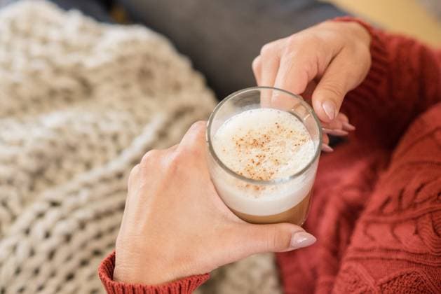 Close up of woman holding a cup of coffee with froth Napa, California, United States R_HOOX241007-1551682-01 ,model released, Symbolfoto
