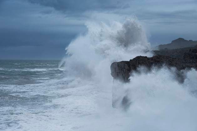 Creative Highlights World Large winter waves crash over sea cliffs at Buelna, Asturias, Spain Spain, Buelna R_XCPU241007-1554599-01