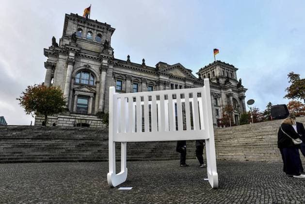 Bilder des Jahres 2024, News 10 Oktober News Themen der Woche KW41 News Bilder des Tages Leere Wiege ** NUR FÜR REDAKTIONELLE ZWECKE ** EDITORIAL USE ONLY **<p>Am 9. Oktober 2024 stehen Mitglieder des Bundestags vor eine symbolischen leere Wiege vor dem Reichstag in Berlin Mittte. Deutschland Berlin Berlin Copyright: SergejxGlanze *** Empty cradle FOR EDITORIAL PURPOSES ONLY EDITORIAL USE ONLY p On October 9, 2024, members of the Bundestag stand in front of a symbolic empty cradle in front of the Reichstag in Berlin Mitte Germany Berlin Berlin Copyright SergejxGlanze Copyright: SergejxGlanze doc7xj7vjoukb7k18z9bj0 ,EDITORIAL USE ONLY