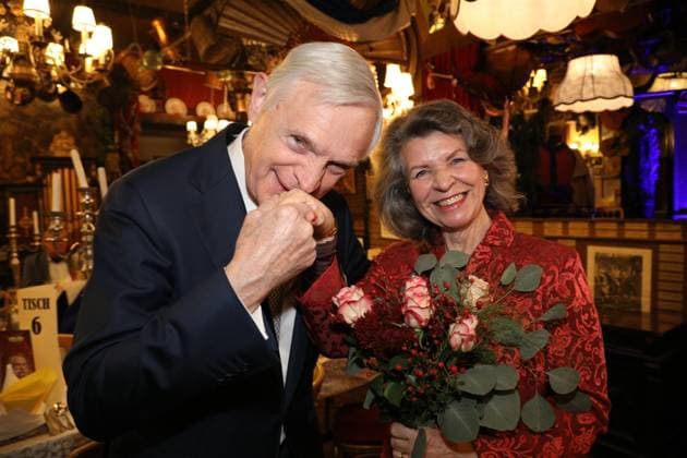 08.10.2024, Marchfelderhof Deutsch-Wagram, Verleihung des Goldenen Johann Strauß 2024, traditionellen Verleihung durch die Johann Strauss Gesellschaft Wien! im Bild: Thomas Schäfer-Elmayer, Christine Zach, Verleihung des Goldenen Johann Strauß 2024