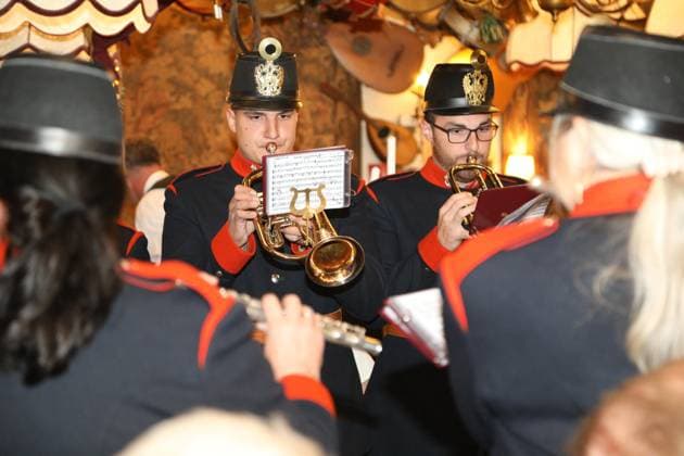 08.10.2024, Marchfelderhof Deutsch-Wagram, Verleihung des Goldenen Johann Strauß 2024, traditionellen Verleihung durch die Johann Strauss Gesellschaft Wien! im Bild: Stimmung u Übersicht, -mit Musikkapelle, Verleihung des Goldenen Johann Strauß 2024