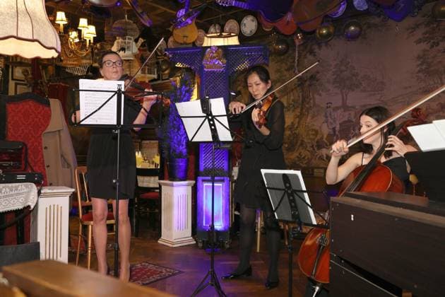 08.10.2024, Marchfelderhof Deutsch-Wagram, Verleihung des Goldenen Johann Strauß 2024, traditionellen Verleihung durch die Johann Strauss Gesellschaft Wien! im Bild: Stimmung u Übersicht, Barbara Helfgott -Violinistin, Verleihung des Goldenen Johann Strauß 2024