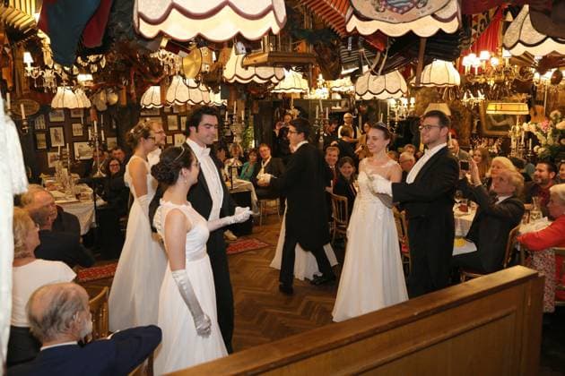 08.10.2024, Marchfelderhof Deutsch-Wagram, Verleihung des Goldenen Johann Strauß 2024, traditionellen Verleihung durch die Johann Strauss Gesellschaft Wien! im Bild: Stimmung u Übersicht, Debütantinnen u. Debütanten, Verleihung des Goldenen Johann Strauß 2024
