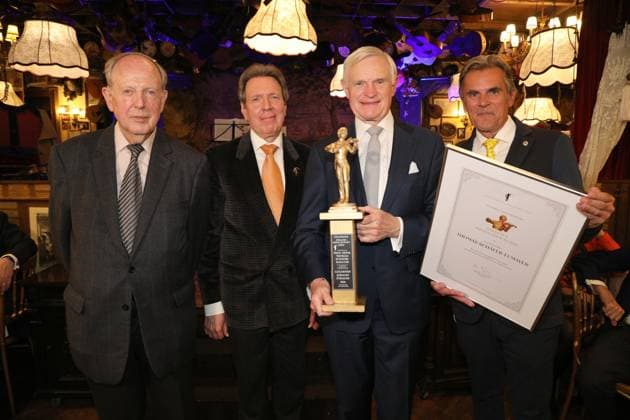08.10.2024, Marchfelderhof Deutsch-Wagram, Verleihung des Goldenen Johann Strauß 2024, traditionellen Verleihung durch die Johann Strauss Gesellschaft Wien! im Bild: Werner Resel -ehem. Wiener Philharmoniker, Peter Widholz -Präsident d. Johann Strauss Gesellschaft Wien, Thomas Schäfer-Elmayer, Peter Grossmann -GF Marchfelderhof, -Preis-Überreichung, Verleihung des Goldenen Johann Strauß 2024