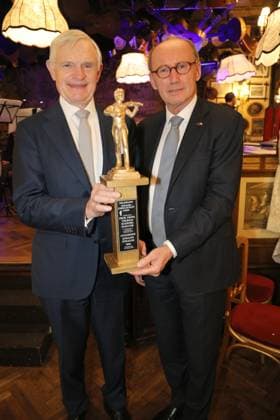 08.10.2024, Marchfelderhof Deutsch-Wagram, Verleihung des Goldenen Johann Strauß 2024, traditionellen Verleihung durch die Johann Strauss Gesellschaft Wien! im Bild: Thomas Schäfer-Elmayer, -mit Preis, Othmar Karas, Verleihung des Goldenen Johann Strauß 2024
