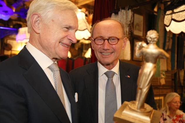 08.10.2024, Marchfelderhof Deutsch-Wagram, Verleihung des Goldenen Johann Strauß 2024, traditionellen Verleihung durch die Johann Strauss Gesellschaft Wien! im Bild: Thomas Schäfer-Elmayer, -mit Preis, Othmar Karas, Verleihung des Goldenen Johann Strauß 2024