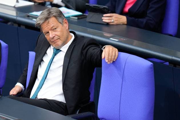 News Themen der Woche KW41 News Bilder des Tages Deutscher Bundestag, 190. Plenarsitzung, Aktuelle Stunde Robert Habeck Bundeswirtschafts- und Klimaminister (Gruene) laessig und entspannt grinst der Minister auf der Regierungsbank in der Aktuellen Stunde zur Lage der Deutschen Wirtschaft bei der 190. Sitzung des Deutschen Bundestag in Berlin, 09.10.2024 Berlin Berlin Deutschland *** German Bundestag, 190 Plenary Session, Current Hour Robert Habeck Federal Minister of Economics and Climate Minister Gruene grins casually and relaxed on the government bench during the current hour on the state of the German economy at the 190th session of the German Bundestag in Berlin, 09 10 2024 Berlin Berlin Germany