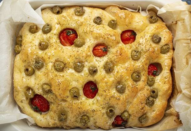 Overhead von traditionellen italienischen hausgemachten Fladenbrot Focaccia mit grünen Oliven, Olivenöl, Kirschtomaten und Rosmarin in Backblech auf rustikalen dunkelblauen Beton Hintergrund, Lebensmittel Fotografie Overhead of Traditional Italian Homemade Flat Bread Focaccia with Green Olives, Olive Oil, Cherry Tomatoes and Rosemary in Baking Tray on Rustic Dark Blue Concrete Background, food photography, food photography Copyright: imageBROKER OlenaxYeromenko ibxiqx11318311.jpg