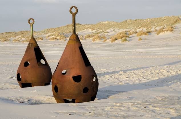 Alte verrostete Fesseln am Strand von Terschelling in den Niederlanden Old rusted shackles on the beach at Terschelling in the Netherlands Copyright: imageBROKER Oosterink ibxiqx11515733.jpg