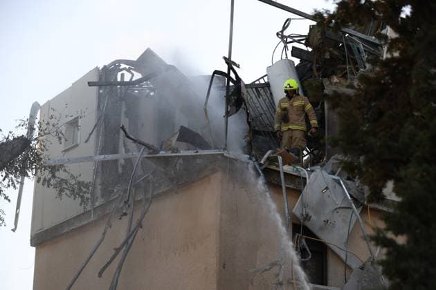 News Themen der Woche KW41 (241009) -- SAFED (ISRAEL), Oct. 9, 2024 -- A member of Israeli emergency services works on a building hit during a Hezbollah s rocket attack in Safed, northern Israel, on Oct. 9, 2024. Earlier on Wednesday, militants in Lebanon fired around 40 rockets at northern Israel s Upper Galilee and Haifa Bay areas, injuring at least five people. The Israeli military stated that some of the projectiles were intercepted by the Israeli Air Force, while others landed in the area. ( via Xinhua) ISRAEL-SAFED-HEZBOLLAH-ROCKET ATTACK DavidxCohen JINI 