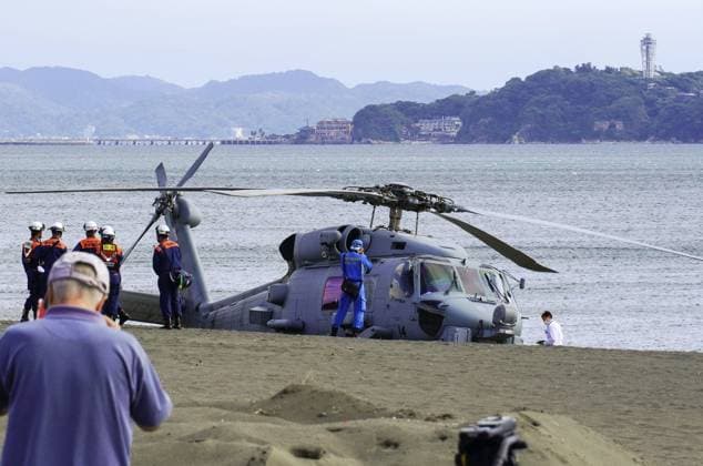 Bilder des Jahres 2024, News 10 Oktober News Themen der Woche KW41 U.S. military helicopter makes emergency landing Photo taken on Oct. 10, 2024, shows a U.S. Navy helicopter after it made an emergency landing on a beach in Chigasaki, Kanagawa Prefecture, near Tokyo.  A14AA0003565853P