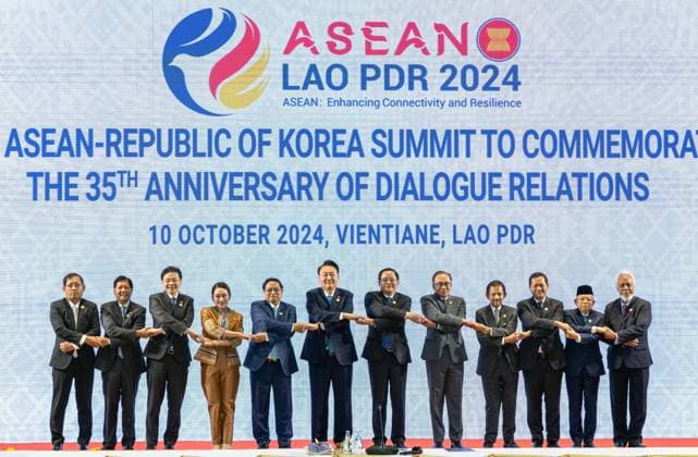 Bilder des Jahres 2024, News 10 Oktober News Themen der Woche KW41 S. Korea-ASEAN summit S. Korea-ASEAN summit South Korean President Yoon Suk Yeol (6th from L) poses with the leaders of ASEAN member states during their talks at the National Convention Center in Vientiane, Laos, on Oct. 10, 2024. (Yonhap) 2024-10-10 15:09:40 < 1980-2024 YONHAPNEWS AGENCY. .> ¶ó¿À½º ¶ó¿À½º EDITORIAL USE ONLY  Copyright: xx PYH2024101012840031500 YonhapxNewsx yonphotos234803