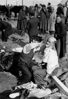 Orig. caption... LES REUGIES ESPAGNOLS A LA FRONTIERE DES PYRENEES. Les militia qui sont rÃ unis au camp de concentration d Argeles organisent peu Ã peu leux existence. Voici un milicien qui s est improvisÃ coiffeur, et qui rase l un de ses camarades. Note Spanish Civil War - armed conflict between right-wing and left-wing forces in Spain 1936-39. CD621 sites: SPAIN*; FRANCE sp_sw x5600x *** Orig caption THE SPANISH REUGIES AT THE FRONTIER OF THE PYRENEES The militia who are united at the concentration camp of Argeles organize little by little their existence Here is a militiaman who improvised as a hairdresser, and who shaves one of his comrades Note Spanish Civil War armed conflict between right wing and left wing forces in Spain 1936  Copyright: xx SHAVING IN A REFUGEE CAMP