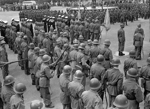 Soldater pa Svenska flaggans dag. Götaplatsen. *** Local Caption *** KAMERAREPORTAGE Andra Världskriget, Försvaret, Samhälle x2524x *** Soldiers on Swedish Flag Day Götaplatsen Local Caption CAMERA REPORT Second World War, Defense, Society x2524x  Copyright: xKamerareportage TTx 6 juni 1943
