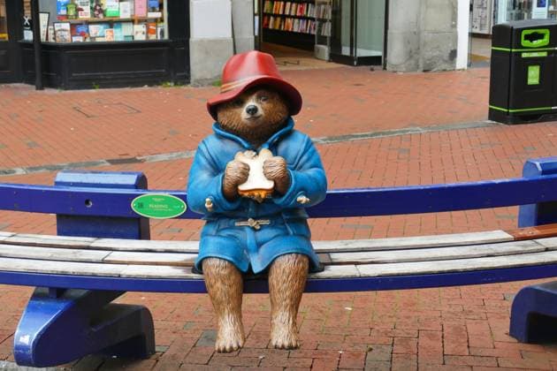 News Themen der Woche KW41 Paddington Bear statue unveiled in Reading High Street The new Paddington Bear statue which has been unveiled in Reading™s Broad Street to celebrate the new film Paddington in Peru. The children s character has a special connection to the town, as Reading is where Paddington s creator went to school and started his working life. Michael Bond, who died in June 2017, came up with the idea of a children s story about a refugee bear from Peru who loves marmalade sandwiches in 1958. Seeing child evacuees wearing identification labels around their necks and carrying small suitcases as they arrived at Reading Station during the Second World War, Bond was inspired to make Paddington a refugee character. Now 23 towns across the UK are welcomin  Copyright: xGeoffreyxSwainex xAvalonx 0919018811