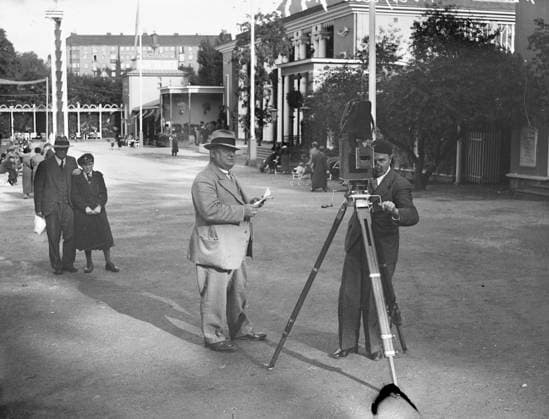 Göteborg 1935-06-17 - Liseberg - Filminspelning vid värdshuset - tv Filmfotograf Film-Bengt ( Gustaf Bengtsson ) känd fran Göteborgs gator. *** Local Caption *** Lada: Krep-Liseberg KAMERAREPORTAGE x2524x *** Gothenburg 1935 06 17 Liseberg Film recording at the inn tv Cinematographer Film Bengt Gustaf Bengtsson known from the streets of Gothenburg Local Caption Lada Krep Liseberg KAMERAREPORTAGE x2524x  Copyright: xKamerareportage TTx