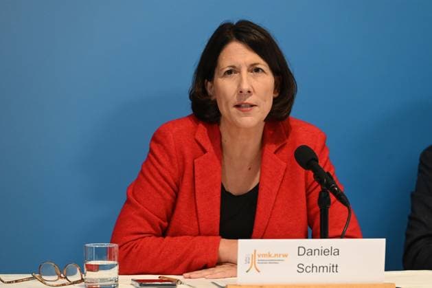 Daniela SCHMITT, FDP, Verkehrsministerin Rheinland-Pfalz, Ministerin fuer Wirtschaft, Verkehr, Landwirtschaft und Weinbau Rheinland-Pfalz, bei der Verkehrsministerkonferenz Nordrhein-Westfalen 2023 2024, Duisburg am 10.10.2024, *** Daniela SCHMITT, FDP, Minister of Transport Rhineland-Palatinate, Minister for Economic Affairs, Transport, Agriculture and Viticulture Rhineland-Palatinate, at the North Rhine-Westphalia Transport Ministers Conference 2023 2024, Duisburg on 10 10 2024,