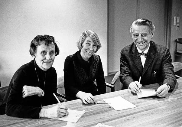 STOCKHOLM 1971-01-20. The three children s book authors Astrid Lindgren (tv), Sweden, Tove Jansson, Finland, and Thorbjörn Egner, Norway. Planning for the Nordvision program on TV for the benefit of the collection Flykting -71. STOCKHOLM Sweden sp_sw x5600x *** STOCKHOLM 1971 01 20 The three children s book authors Astrid Lindgren tv , Sweden, Tove Jansson, Finland, and Thorbjörn Egner, Norway Planning for the Nordvision program on TV for the benefit of the collection Flykting 71 STOCKHOLM Sweden sp sw x5600x  Copyright: xBo-AjexMellin SVTx LINDGREN-JANSSON-EGNER