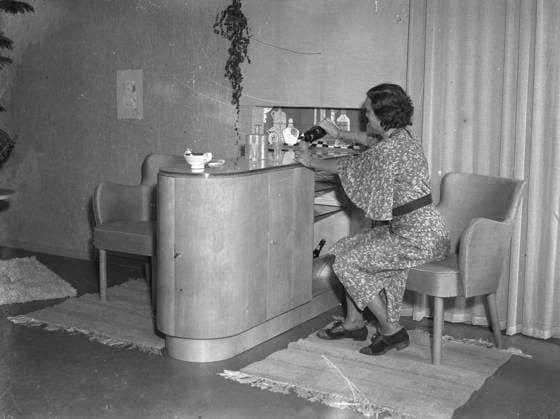 GÖTEBORG 1935-09-12. Utställning pa Röhsska museet - en kvinna häller upp whisky. *** Local Caption *** GT Blandlada 1935-01 GÖTEBORG SVERIGE x2524x *** GOTHENBURG 1935 09 12 Exhibition at the Röhsska Museum a woman pours whiskey Local Caption GT Blandlada 1935 01 GOTHENBURG SWEDEN x2524x  Copyright: xKamerareportage TTx UTSTÄLLNING